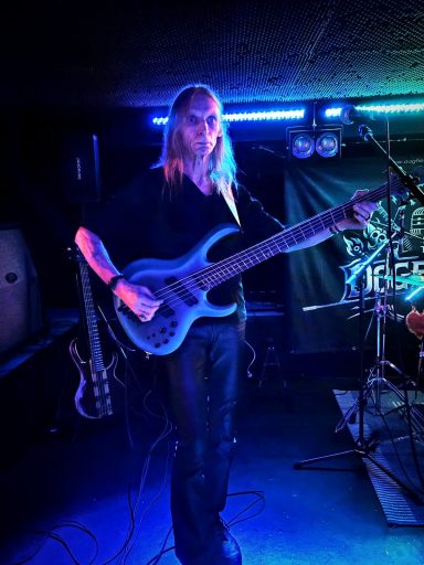 Ludger Abrat am Bass